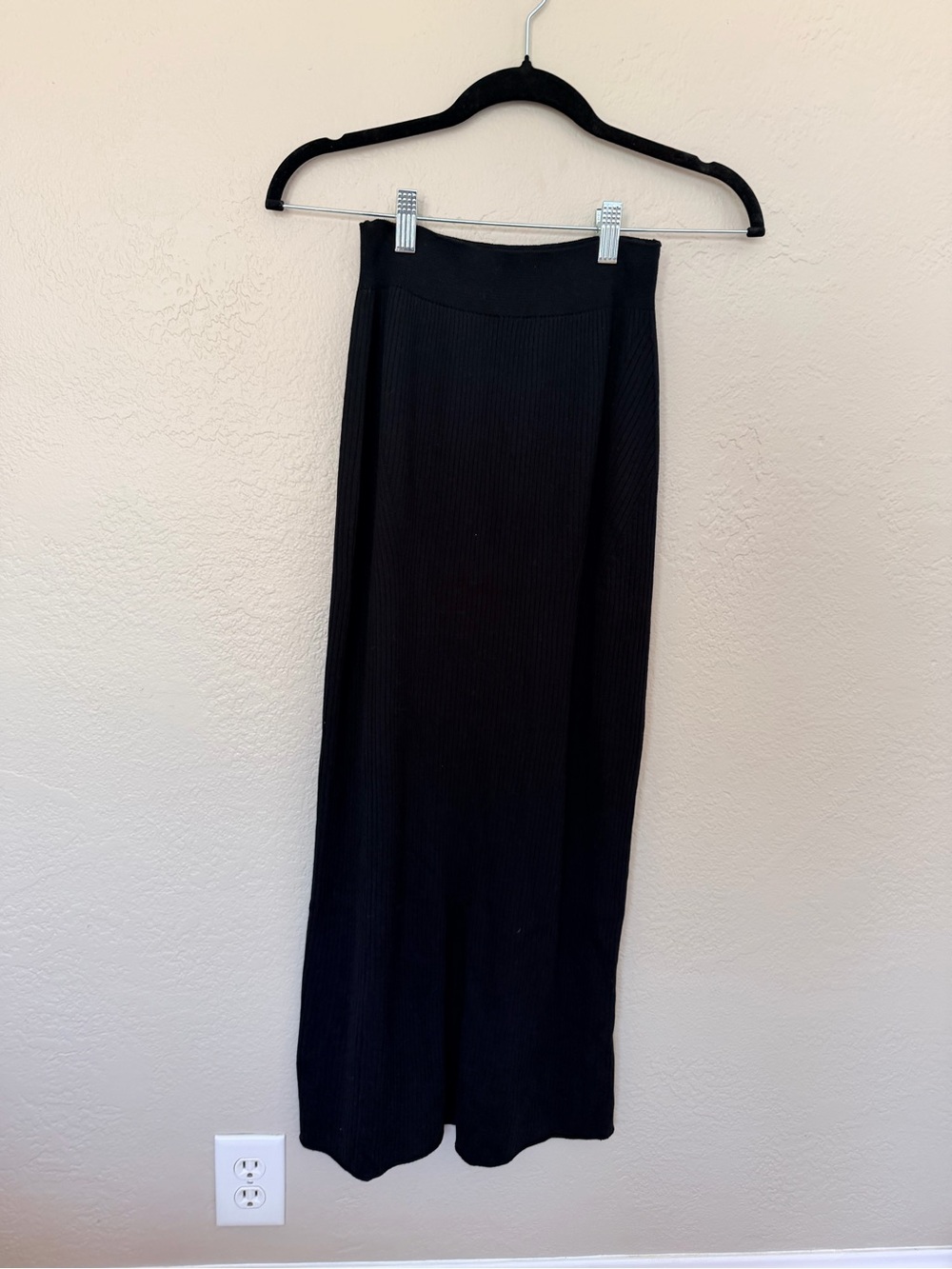 Uniqlo Black Ribbed Maxi Skirt with Stretch Waistband
